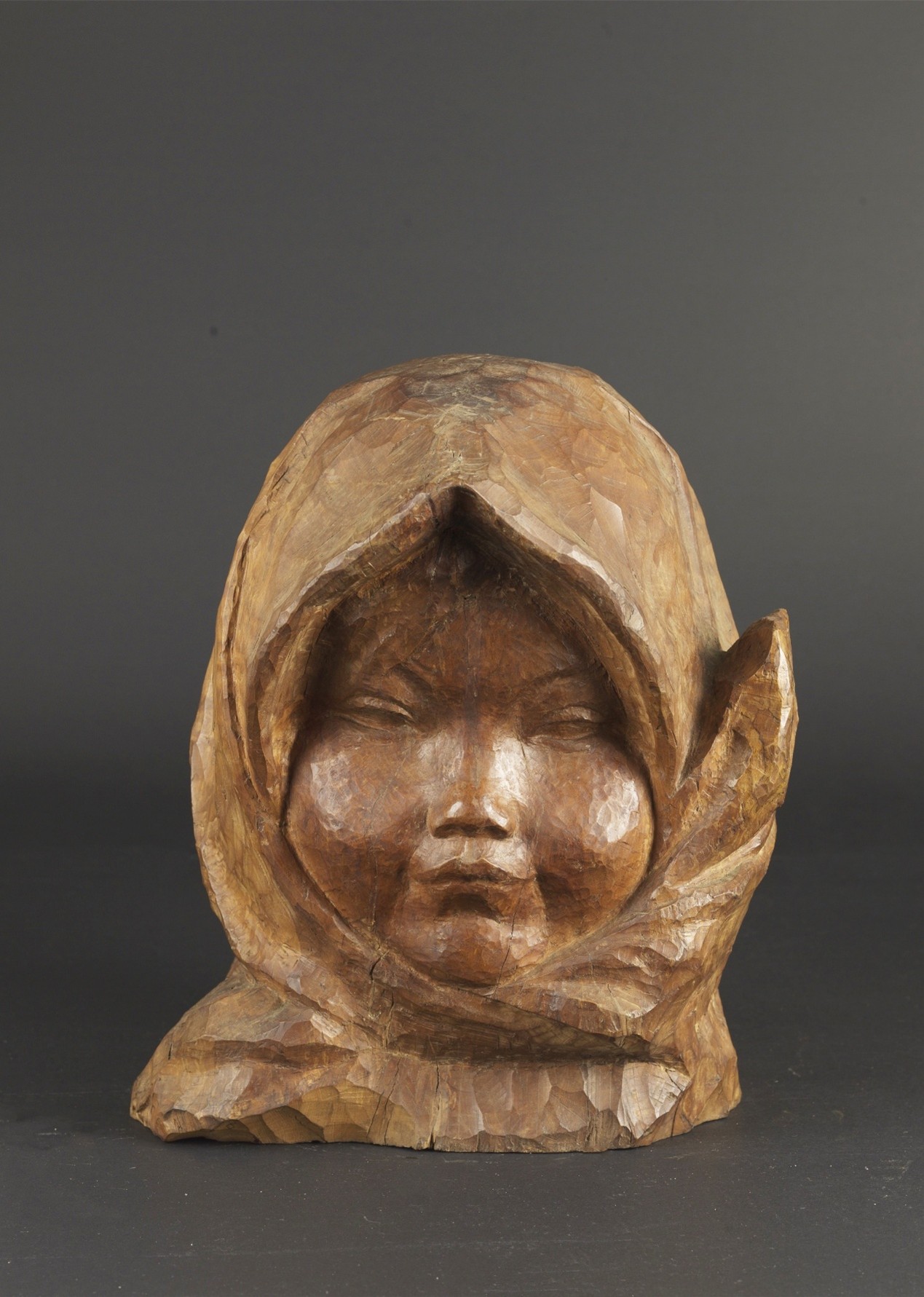 <h2>渔家小姑娘</h2><p>作者：潘鹤</p><p>创作年代：1963年</p><p>规格：26.6cm×25.7cm×30cm</p><p>品类：木</p>